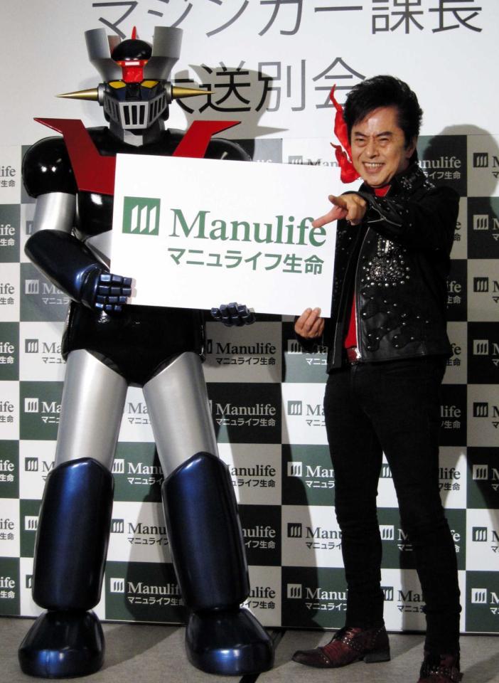 　水木一郎（右）と“スーパーロボット”のマジンガーＺ