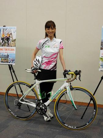　「サイクリング親善大使」に就任した吉澤ひとみ