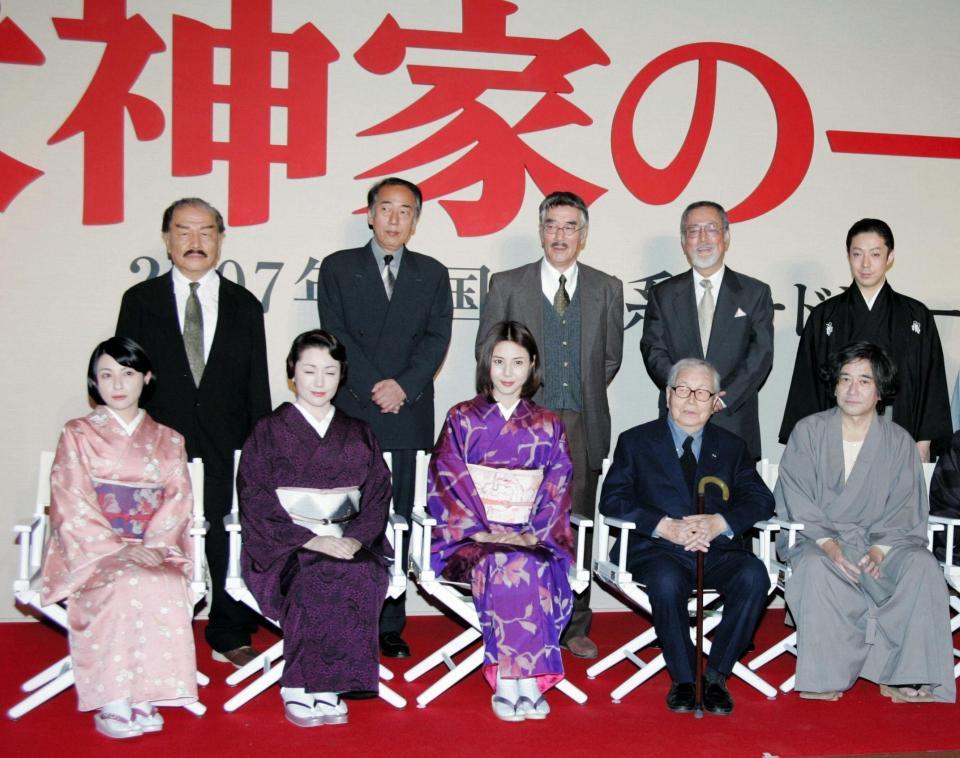 リメークされた映画「犬神家の一族」の制作会見に臨む加藤武さん（後列左端）＝２００６年