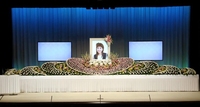 今いくよさんの「お別れの会」。大阪・なんばグランド花月のステージに祭壇が設けられた