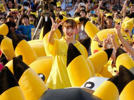 　５０匹のピカチュウと「ピカチュウダンス」を踊った藤田ニコル＝横浜市内
