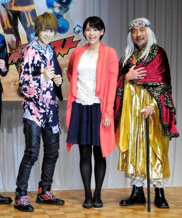 　制作発表に登場した西銘駿（左）と大沢ひかる＝東京・赤坂
