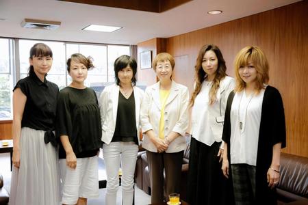 奥山恵美子仙台市長（左から４人目）から復興支援を感謝されたプリンセスプリンセス＝仙台市役所