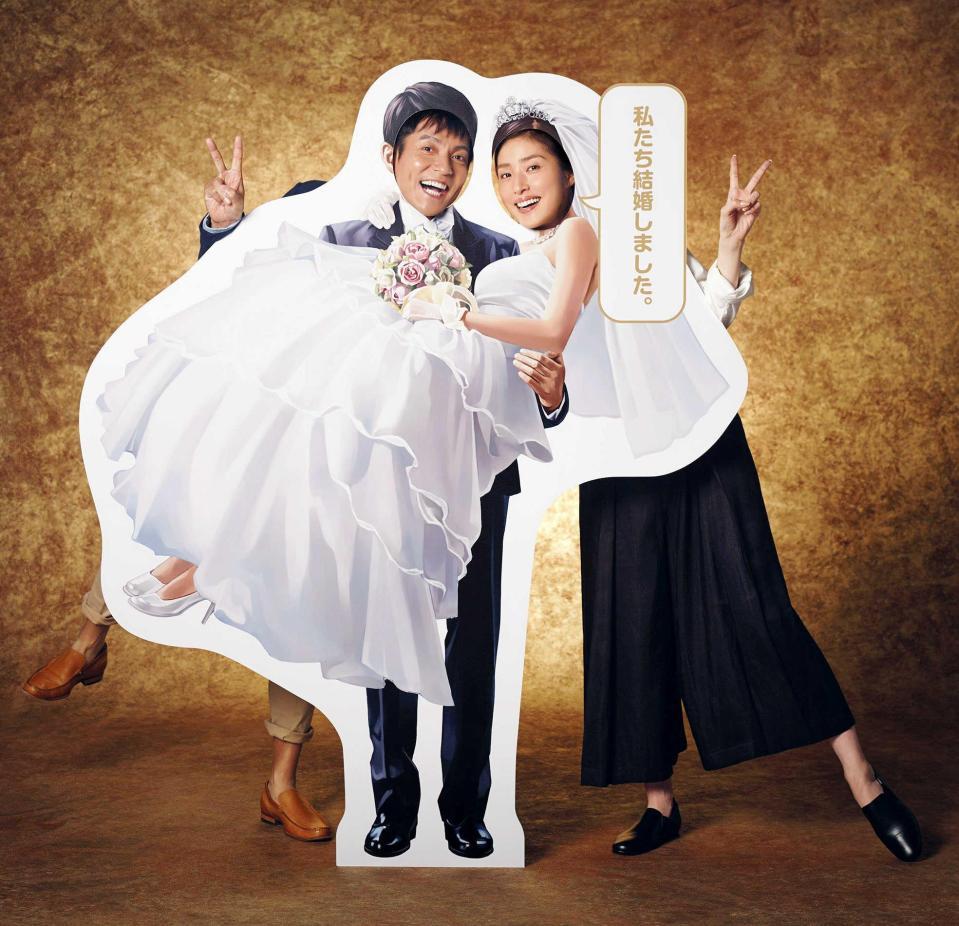 　天海祐希と沢村一樹がパネルから顔を出し「偽装」感を演出した「偽装の夫婦」のポスタービジュアル