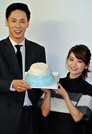 富士山型のケーキで公開をお祝いされた大島優子と大倉孝二＝東京・新宿