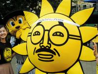 阪神ファンにアピールして回ったサンテレビのマスコットキャラクター「お！サン」（右）とトラッキー甲子園球場
