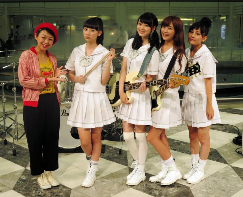 前田由紀（左）からガールズバンドの極意を伝授された「Ｌｅ　Ｌｉｅｎ」＝東京・東池袋のサンシャインシティ噴水広場