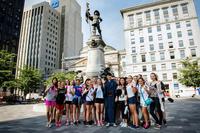 プラスダルム広場でカナダの女子中学生に囲まれた瀬戸康史＝カナダ・モントリオール