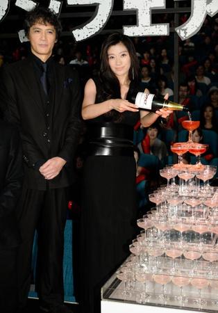 １０年もののシャンパンをシャンパンタワーに注ぎ入れる篠原涼子。左は加藤雅也＝東京・ＴＯＨＯシネマズ　スカラ座（撮影・開出牧）