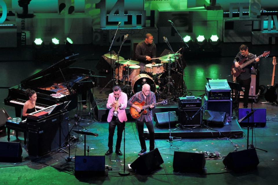 日野皓正（左から２人目、トランペット）、ラリー・カールトン（同３人目、ギター）のスーパーバンドに参加した大西順子（左端、ピアノ）＝東京国際フォーラム