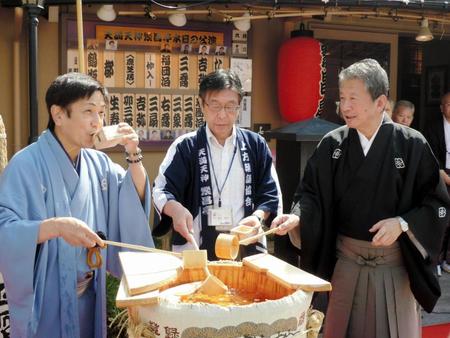 「天満天神繁昌亭」の記念式典に出席した桂春之輔（右端）と桂米團治（左端）