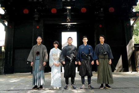 　役衣装で登場した柳楽優弥（中央）と瀬戸康史（右から２人目）ら＝東京・上野の寛永寺