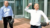９月１５日に、本家の佐野慈紀氏（左）から「ピッカリ投法」を伝授された山本浩之アナ＝大阪市内