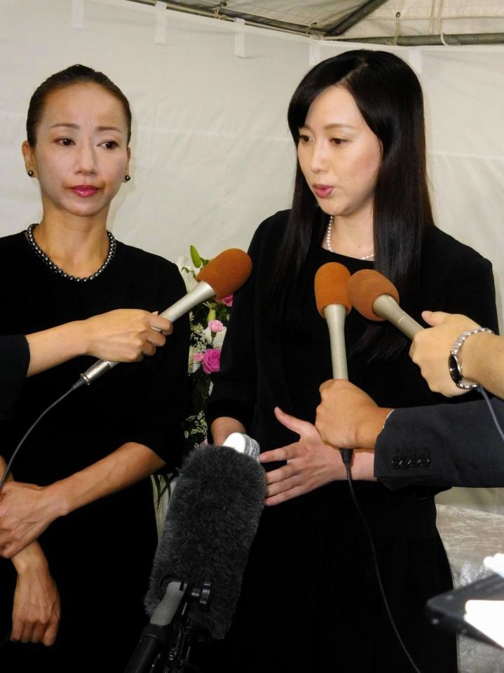 生前の黒木さんについて語った真壁京子（左）と江連裕子＝東京・青山葬儀所