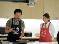 実際にレシピ本の中の料理を作る木村祐一（左）と妻の西方凌＝東京・恵比寿