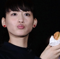 ギネス挑戦でハンバーガーを食べ、キュートな表情を見せる綾瀬はるか 