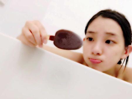 　お風呂でパルムを食べる足立梨花の自撮り写真