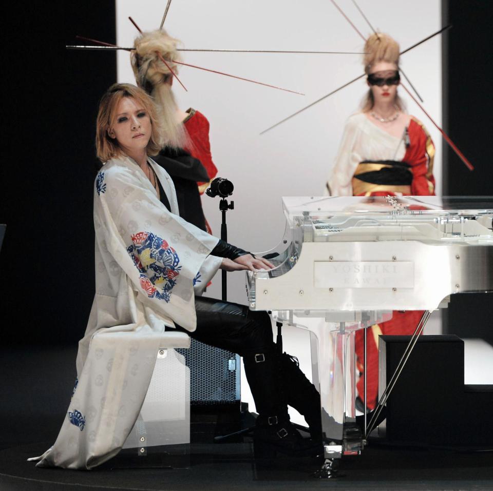 自身の着物ブランドのファッションショーでピアノを弾くＹＯＳＨＩＫＩ＝東京・渋谷ヒカリエ（撮影・村中拓久）