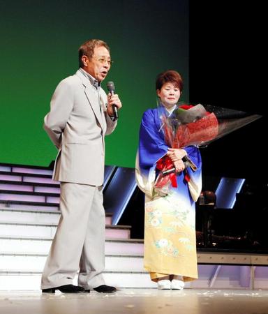 北島三郎（左）から花束を贈られ号泣する島津亜矢＝東京国際フォーラム