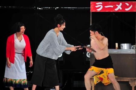 吉田裕（右）に乳首ドリルをするおのののか（中央）。左はすっちー＝インテックス大阪
