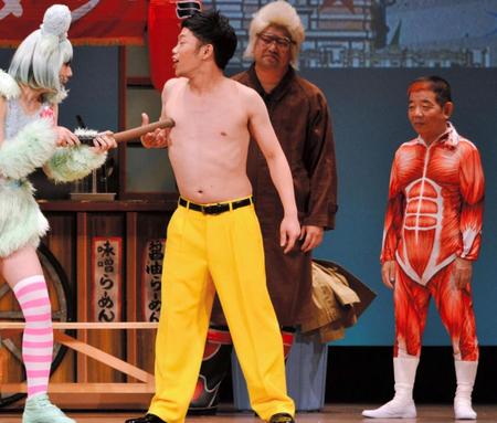 「進撃の巨人」の仮装で登場した池乃めだか（右）。左はでんぱ組．ｉｎｃの夢眠ねむ＝大阪市の中之島公会堂