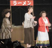 吉本新喜劇にゲスト出演したおのののか（中央）。左は末成由美。右はすっちー＝インテックス大阪