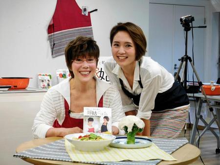 レシピ本の出版記念会見を行い、調理も披露した平野レミ（左）と和田明日香＝東京・神宮前