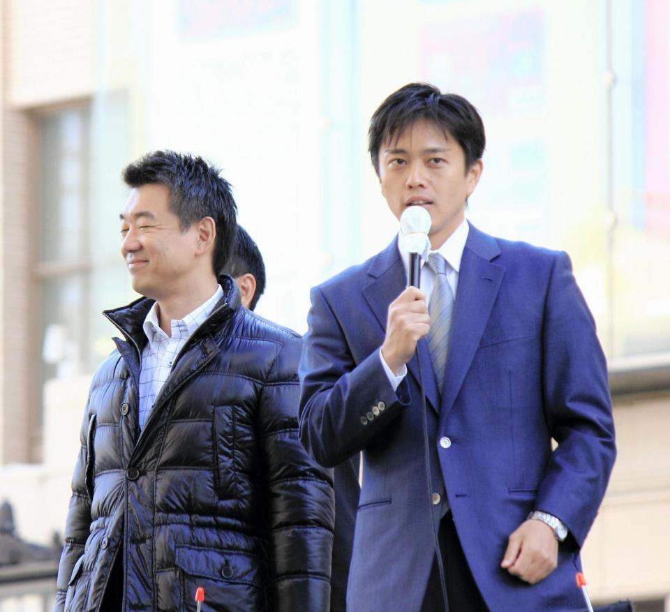 大阪市長選に出馬を予定している吉村洋文氏（右）
