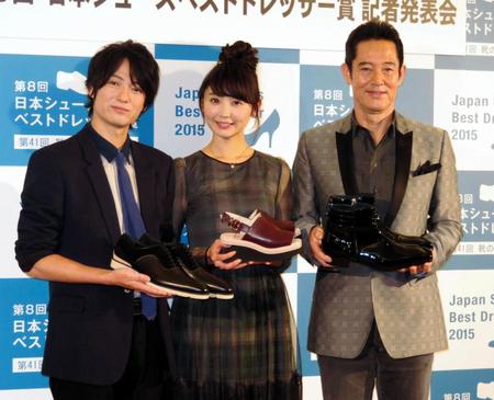 自身がデザインした靴を贈られ喜ぶ（左から）忍成修吾、おのののか、山下真司＝東京・大手町