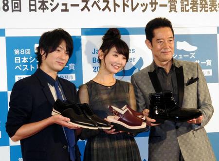自身がデザインした靴を贈られ喜ぶ（左から）忍成修吾、おのののか、山下真司＝東京・大手町