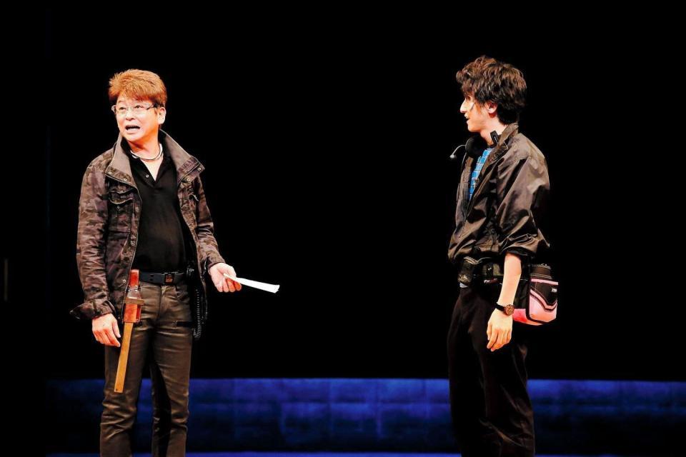 初ミュージカルの公開舞台げいこで熱演する哀川翔（左）＝ＫＡＡＴ神奈川芸術劇場