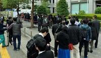 　傍聴券を求めて列をつくる人々＝東京家庭裁判所（撮影・吉澤敬太）