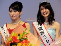 ミス慶応の小川真実子さん（右）と準ミス慶応の松代杏奈さん