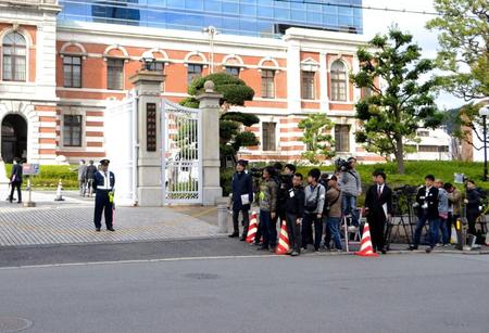 多くの報道陣が取り囲んだ神戸地裁