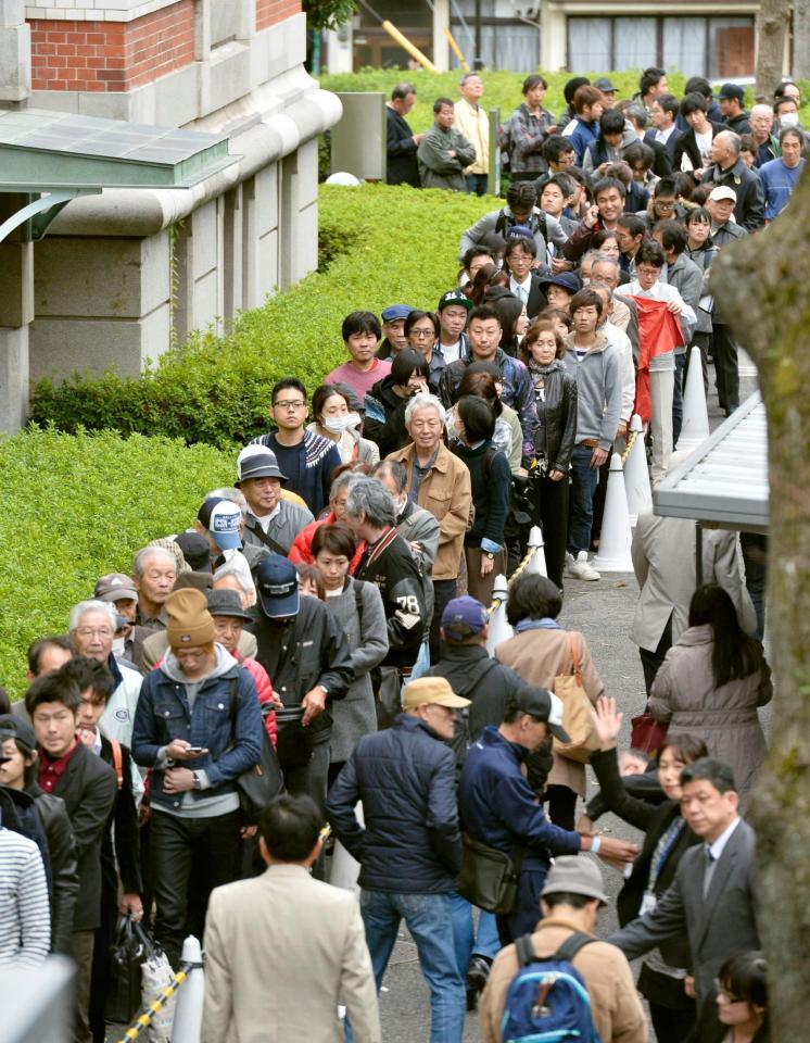 元兵庫県議の野々村竜太郎被告の初公判で、傍聴券を求め並ぶ大勢の人たち＝24日午後、神戸地裁