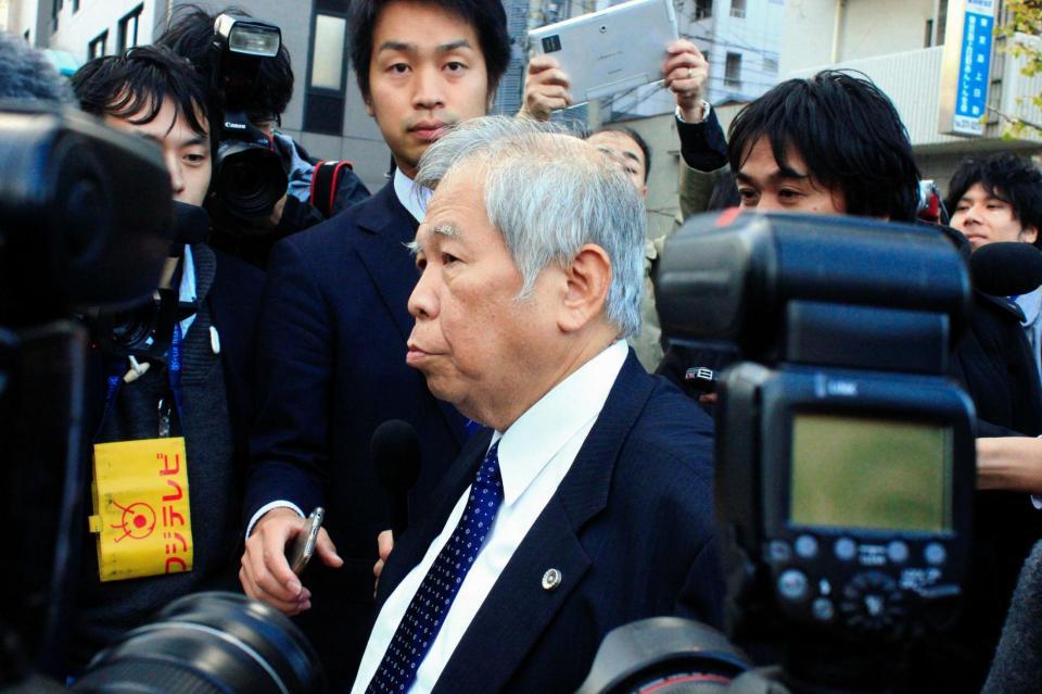 野々村氏欠席で初公判が中止となり、大勢の報道陣に囲まれた弁護人＝神戸市内