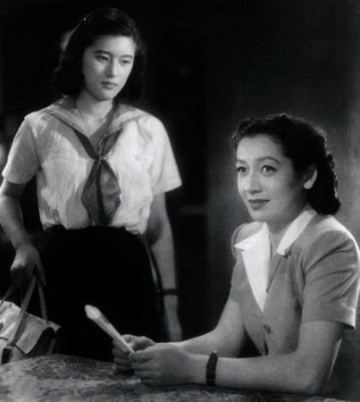 １９４９年、映画「青い山脈」杉葉子さん（左）と＝（C）東宝