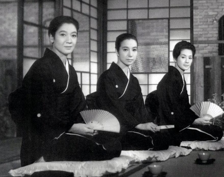 １９６１年、映画「小早川家の秋」司葉子さん（右）、新珠三千代さん（中）と＝（C）東宝