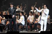 ８月１１日、日本武道館で行われたチャリティコンサートで共演した北山陽一（左）とさだまさし