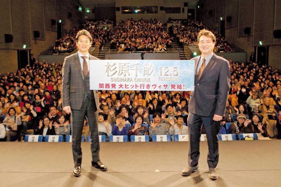 舞台あいさつに登場した唐沢寿明（左）とチェリン・グラック監督