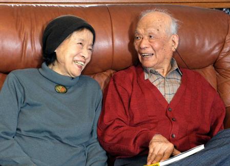 　水木しげるさん（右）と妻の武良布枝さん＝２０１３年２月、東京・調布市の水木プロ