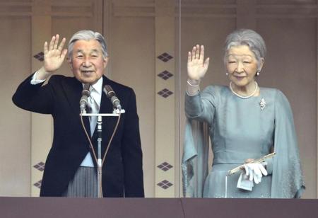 　天皇陛下の８２歳の誕生日を祝う人たちに手を振られる天皇、皇后両陛下＝宮殿・長和殿