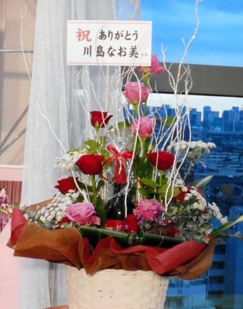 故川島なお美さんから届けられた花束とワイン＝東京・かめありリリオホール