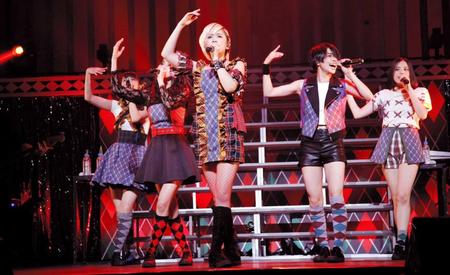 　ライブで熱唱するベイビーレイズＪＡＰＡＮの（左から）大矢梨華子、傳谷英里香、林愛夏、高見奈央、渡邊璃生＝ＴＯＫＹＯ　ＤＯＭＥ　ＣＩＴＹ　ＨＡＬＬ