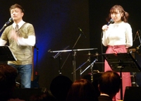 ライブイベントに出演した加護亜依（右）と長江健次