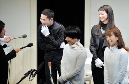 囲み会見で「ピン芸人になったのはラッキー」と発言する今野浩喜（左）に共演者も大笑い＝東京・赤坂レッドシアター（撮影・西岡正）