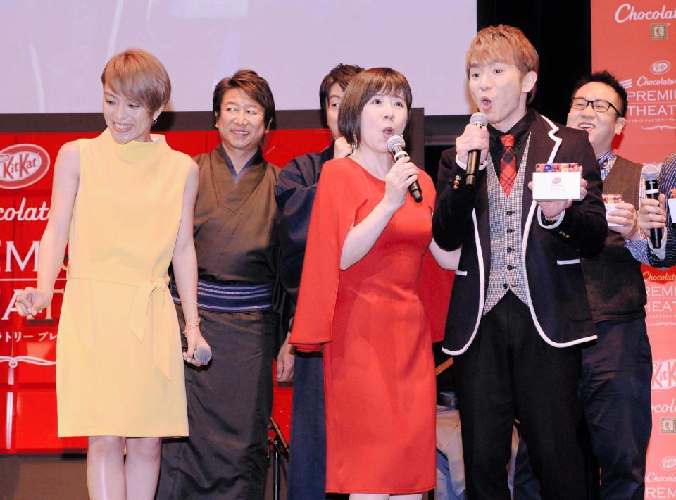 「せんせい」を森昌子（中央）と熱唱する濱口優（右）。左は今井絵理子＝ビルボードライブ東京