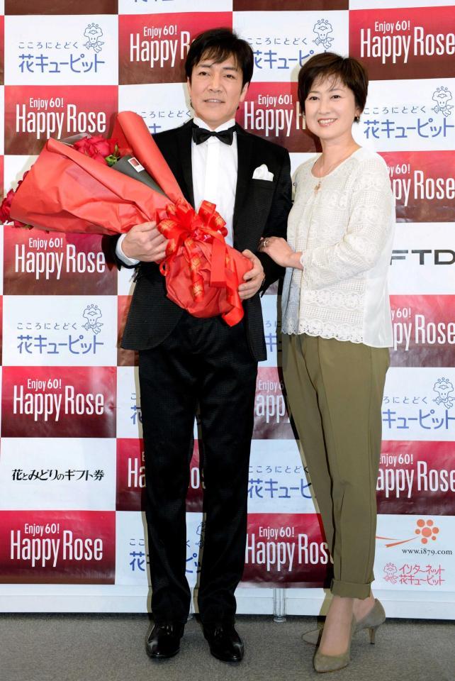 　６０本のバラを手に妻・三井ゆり（右）と笑顔を見せる野口五郎＝東京ビッグサイト（撮影・開出牧）