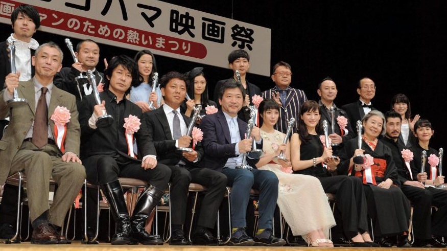 ヨコハマ映画祭で笑顔でトロフィーを掲げる受賞者たち＝横浜市中区の関内ホール（撮影・出月俊成）