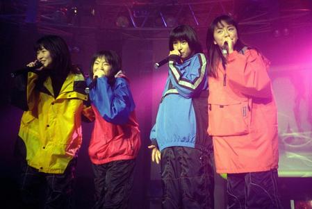 １９９６年１１月１２日のコンサトートで熱唱するＳＰＥＥＤの（左から）島袋寛子、新垣仁絵、上原多香子、今井絵理子